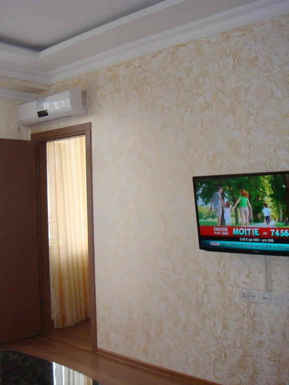 Nino Apartment On Pirosmani Батуми Номер фото